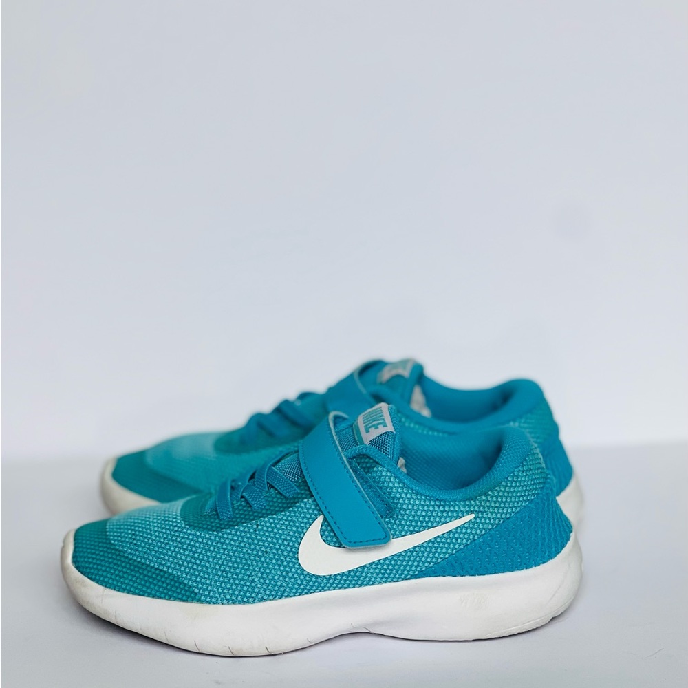 Nike shoes size 1,5, young girl. Not a toddler.